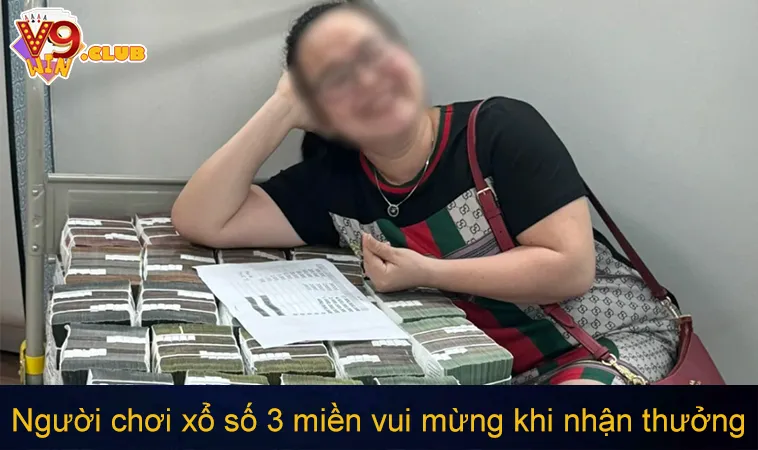Người chơi xổ số 3 miền vui mừng khi nhận thưởng